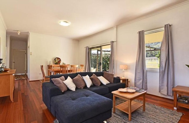 Somerville Wines Farmstay in Broke, super cute house on working farm. Walk for miles.