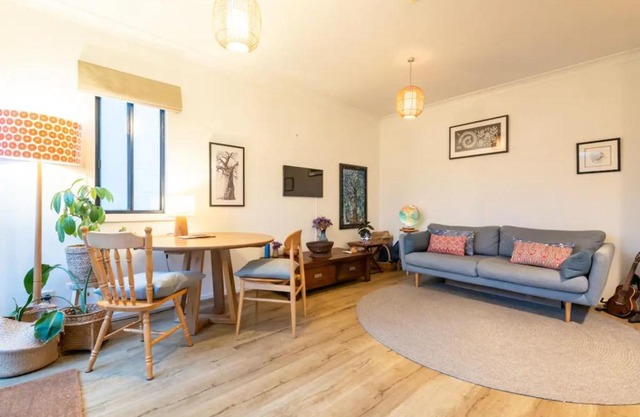 Spacious 2 Bedroom Apartment in Brunswick with Patio and Parking