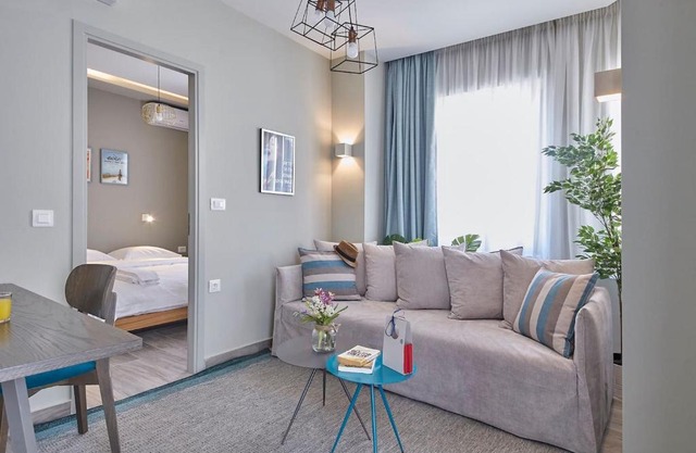 Spacious Suite w. huge balcony + Acropolis view in Athens