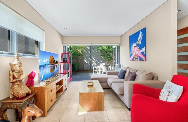 Sunny Townhouse In Tasteful Inner-City Suburb