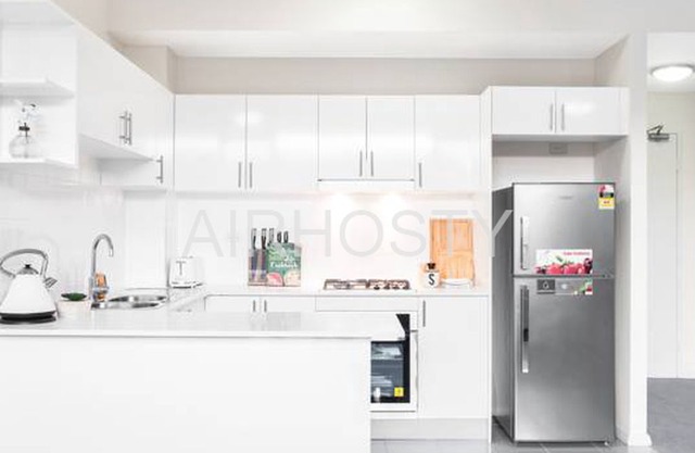 Sylish new apartment for 6 with parking in Penrith