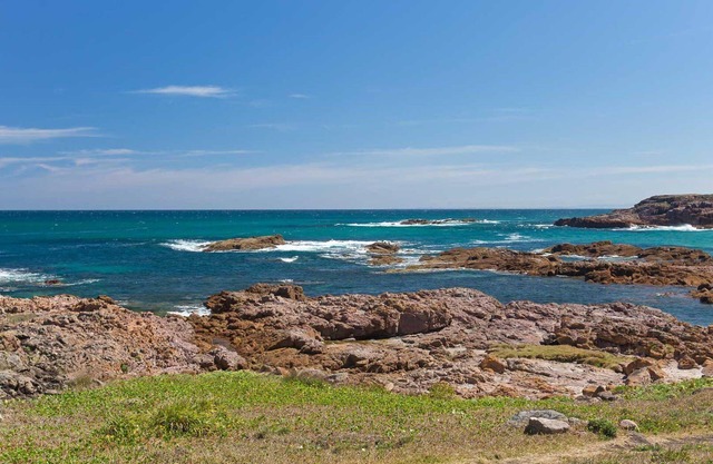 The Whale Watcher, 1/6 Birubi Lane - waterfront unit with stunning views, level access