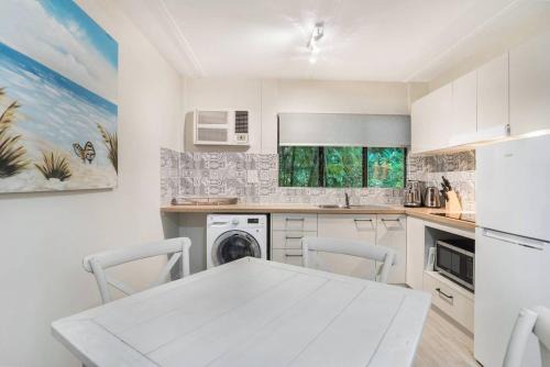 Tropical Unit with Private Fenced Garden Close to The Beach 5