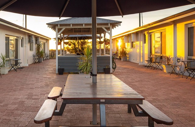 U2 Family friendly accommodation directly across from the Beach, Murchison River