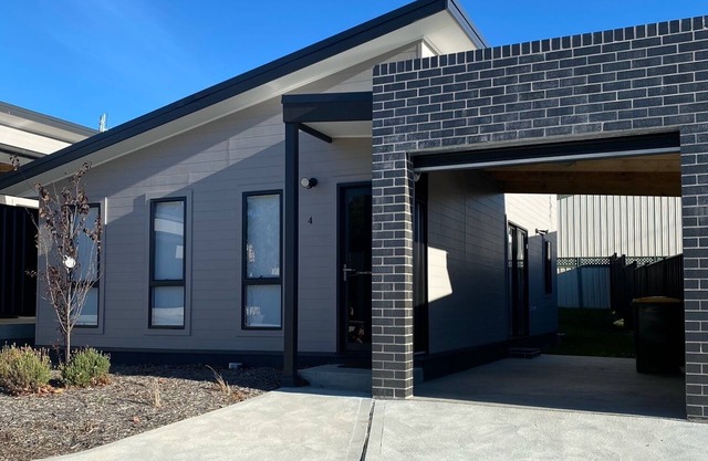 VILLA 2, Brand new SLEEPS 7, great location, CLEAN ,security complex in Lithgow