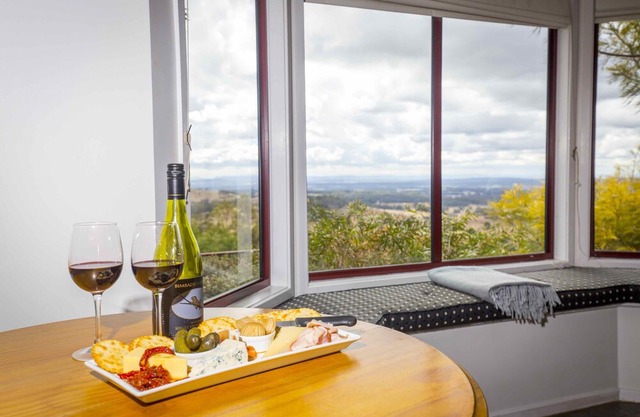 Villa 3 @ Bimbadeen Estate - Split level villa with views that stretch on forever - just for 2!