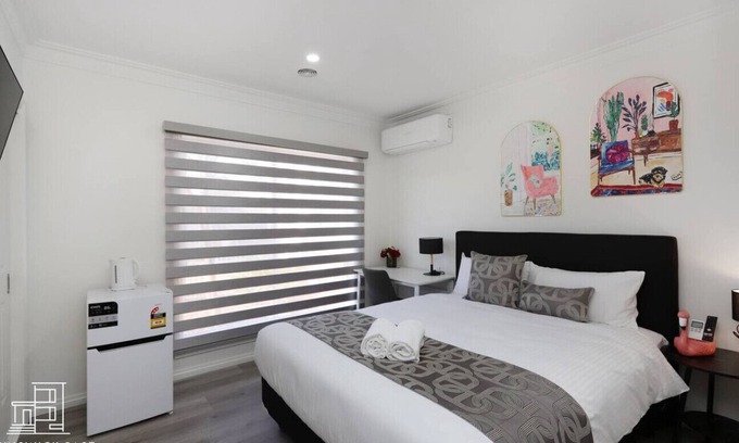 Brunswick East Apartment | 102 Chic QueenBR |Fast Wi-Fi| Walk to Tram Stop 23