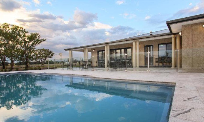 Kingswood Hotel | 120 m² Motel ∙ 5 bedrooms ∙ 10 guests