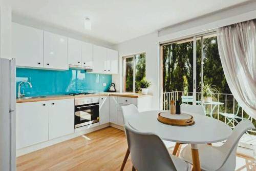 Sandy Bay Apartment | 150 m² Apartment ∙ 2 bedrooms ∙ 4 guests