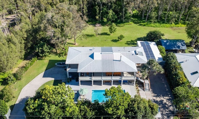 Noosaville House | 185 Lake Weyba Drive Noosaville