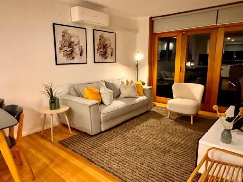 Annandale Apartment | 2 Bdrm Apt in Annandale with Courtyard & Parking