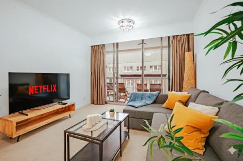 Darling Harbour Apartment | 2 Bedroom Apartment Pyrmont with Pool and Gym Access
