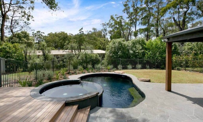 Red Hill House | 2 Marma Retreat-Heated pool, jacuzzi, pet friendly