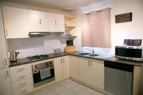 Coober Pedy Bed & Breakfast | 200 m² Bed and breakfast ∙ 4 bedrooms ∙ 15 guests