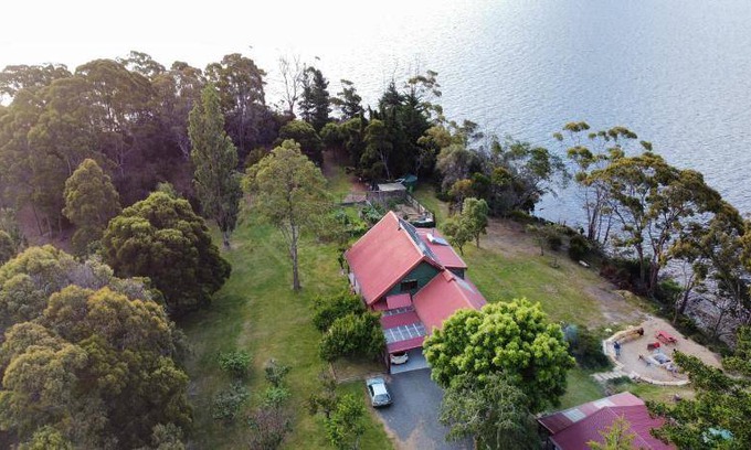 Deep Bay House | 250 m² House ∙ 20 guests