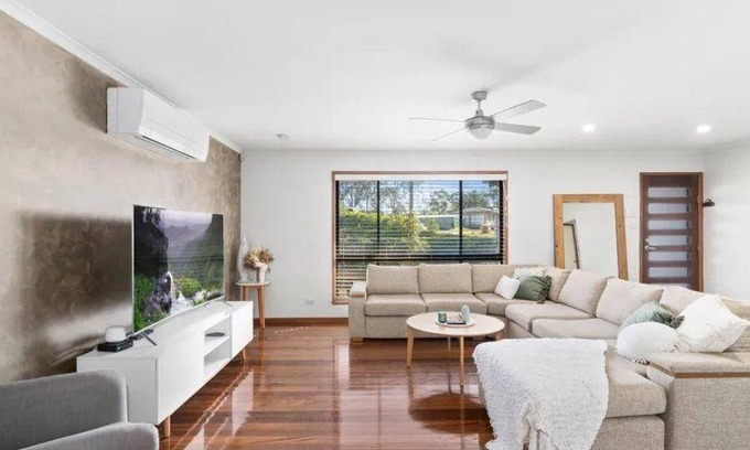 Eagleby House | 2500 m² House ∙ 4 bedrooms ∙ 8 guests