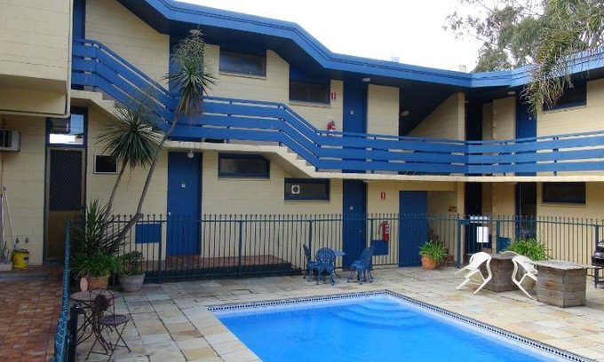 Kew Hotel | 30 m² Motel ∙ 5 guests