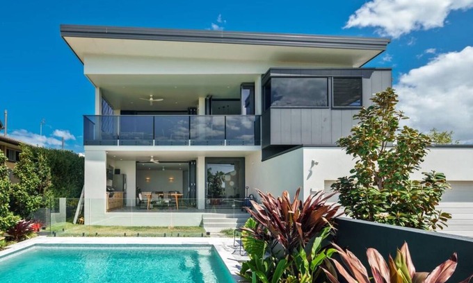 Moffat Beach House | 300 m² House ∙ 4 bedrooms ∙ 8 guests