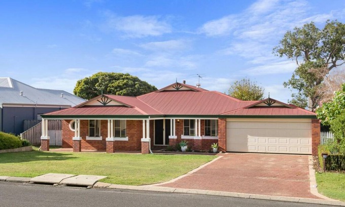 Dunsborough House | 350 m² House ∙ 5 bedrooms ∙ 9 guests
