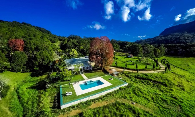 Currumbin Valley House | 377 m² House ∙ 8 bedrooms ∙ 18 guests