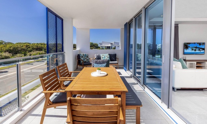 Bokarina Apartment | 3BR Lux Beachfront Escape - Pool Gym King bed
