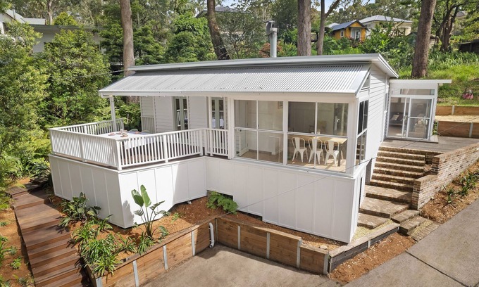 Macmasters Beach House | 4 minute walk to the beach