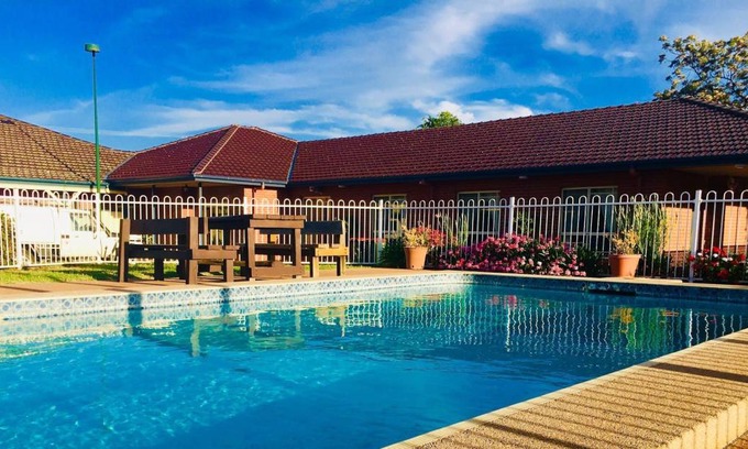 Parkes Hotel | 40 m² Motel ∙ 2 bedrooms ∙ 127 guests