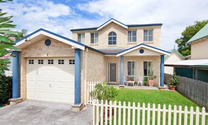 The Entrance House | 5-bedroom House in the heart of The Entrance - walk to lake, beach and shops