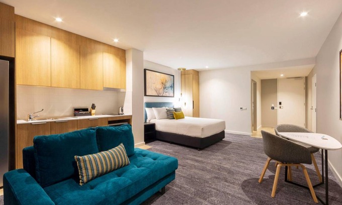 Belconnen Hotel | 73 m² Hotel ∙ 127 guests