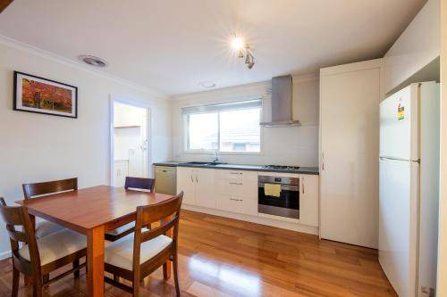 Box Hill North House | 80 m² House ∙ 2 bedrooms ∙ 12 guests