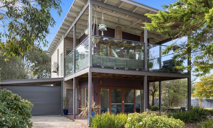 Cowes House | A headline for your advertisment eg "Beautiful spacious pet friendly home next to the ocean"