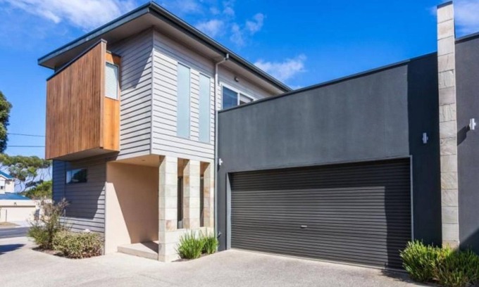 Torquay House | Anderson Retreat: 3 BR, 2 BA Townhouse in Torquay, Sleeps 10