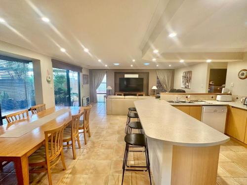 West Busselton House | Anne's Retreat - Busselton