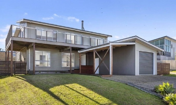 San Remo House | Bay view retreat close to beach