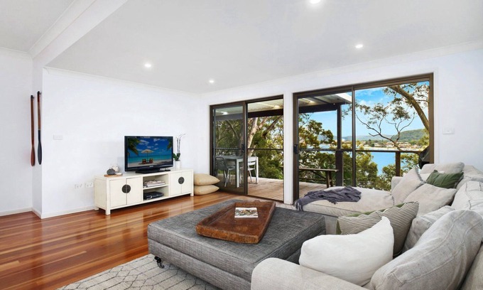 Pretty Beach House | Bayside Retreat by HolidayCo.
