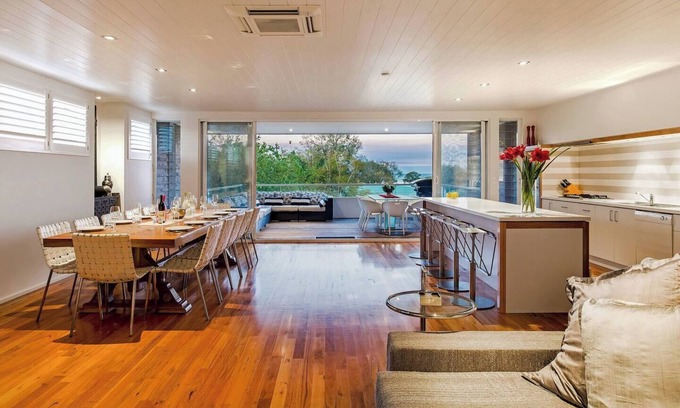 Dunsborough House | Bayview on Lorna Beach and Town at Your Doorstep