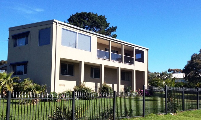 Ventnor House | Beach Escape with Ocean at your doorstep! Grand Prix Circuit