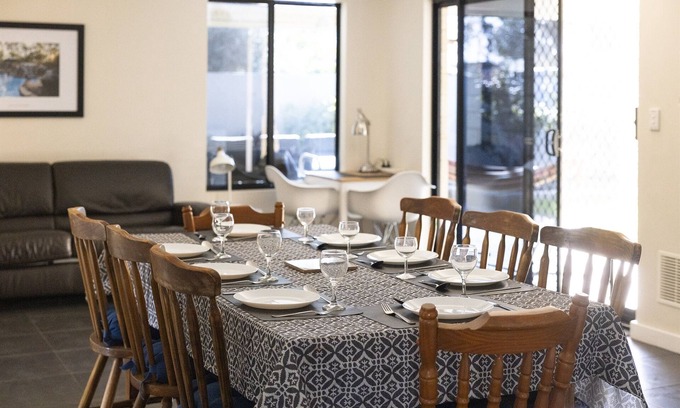 Midvale Bed & Breakfast | Bedroom 5: FreeWiFi, AirCon, TV, Ceiling Fan