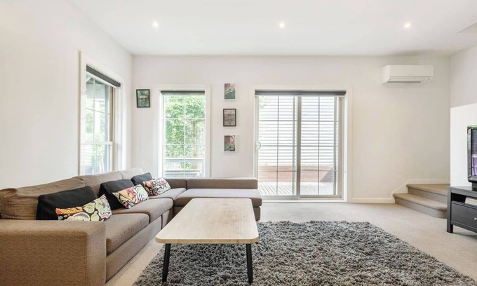 Port Melbourne Apartment | Big Blue A Sunny Escape near Port Melbourne Beach