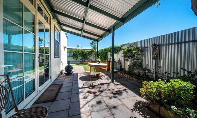 Bowden Cottage | Bowden’s Premier Holiday Retreat – Pet-Friendly, Business-Friendly, and Perfect for Families