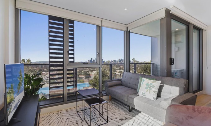 Flemington Apartment | Breathtaking Unit With City And Racecourse Views