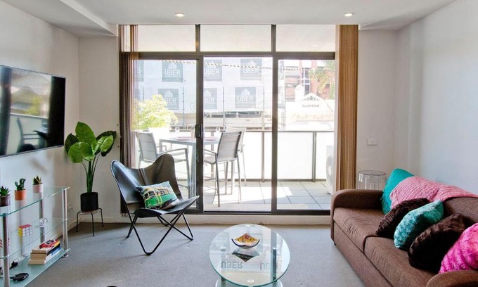 Brunswick Apartment | Brunswick 2 bedrooms w/ Air Conditioning + Balcony