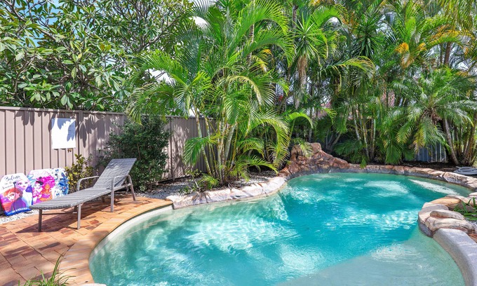 Burleigh Waters House | Burleigh tranquility. Pet friendly.