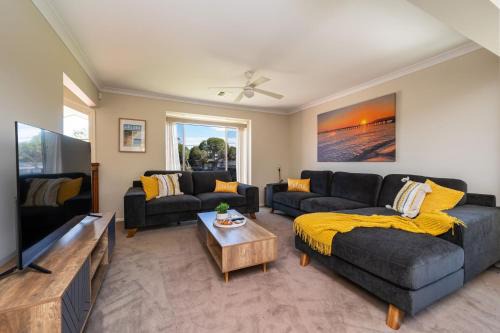 Capel Sound House | Capel Grand Villa - Pet-Friendly Beach Escape