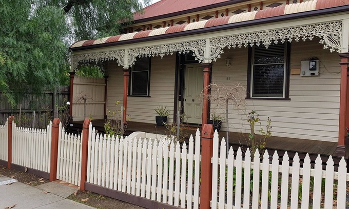 Bendigo House | CBD Myers St, Bendigo (Pet Friendly)