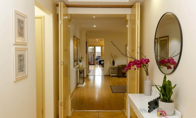 Sunshine North House | Central & Perfect Stay for WorkCrews & Families Long-Stay discount.