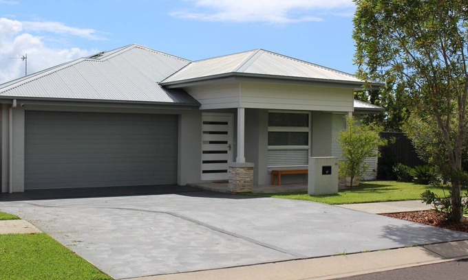 Vincentia House | Charis by the Bay – 4 bedrooms - 5 mins to beach