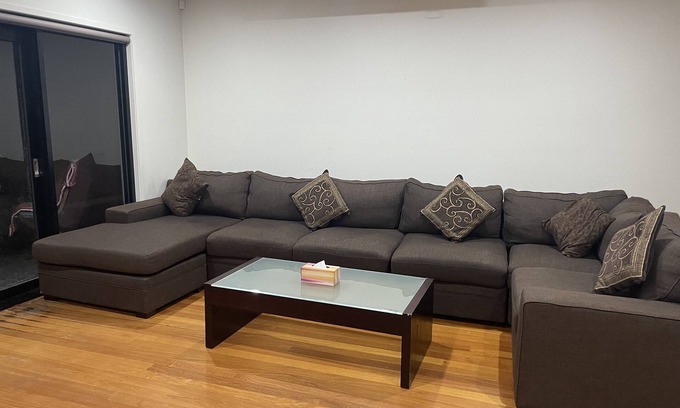Saint Kilda South Apartment | Close to Everything 3 Bedroom Apartment with Balcony convenient and luxury