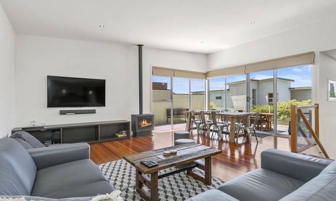 Torquay House | Coastal Comfort, Just a Ocean Glimpse Away Torquay | 4Corners Old Torquay