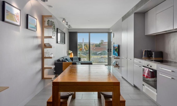 Kingston Apartment | Comfy Unit with Balcony near Foreshore Dining